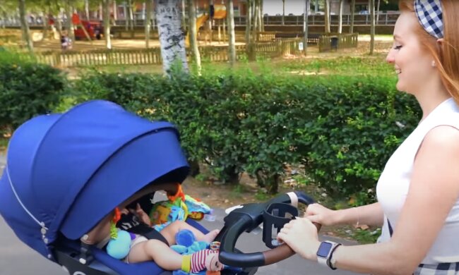 Frau mit Kinderwagen. Quelle: Screenshot YouTube