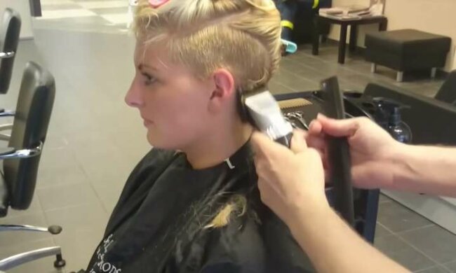 Ein schöner Haarschnitt: Der Friseur nahm die Haarmaschine und rasierte die Hälfte der Haare der Frau ab