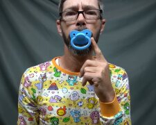 Erwachsene greifen zum Schnuller. Quelle: Youtube Screenshot