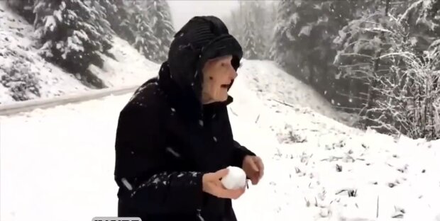Oma im Schnee. Quelle: Youtube Screen