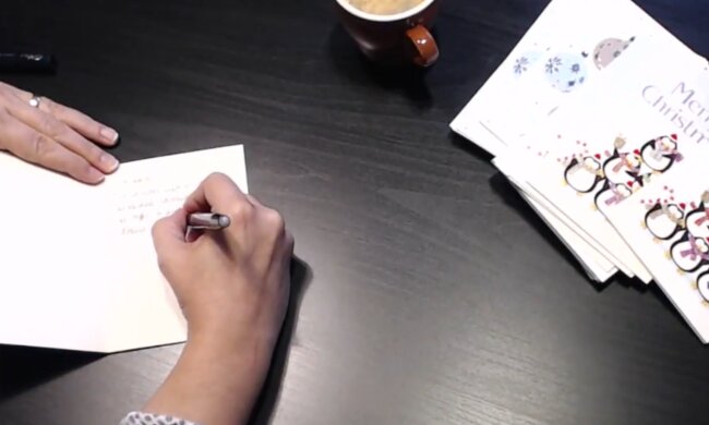 Mann schickte 50 Jahre lang Grußkarten an die Königin von England. Quelle: Screenshot Youtube