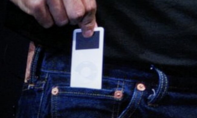 Eine Tasche an einer Jeans. Quelle: Screenshot YouTube