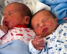 Einmal in 45 Jahren: Zwillingsschwestern brachten an ihrem Geburtstag zur gleichen Zeit  Kinder zur Welt