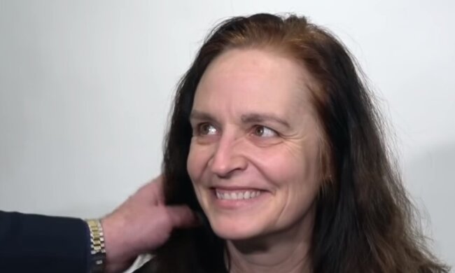 Die Frau wollte ihre Haare ein wenig kürzen lassen, verließ aber den Salon als eine ganz andere Frau