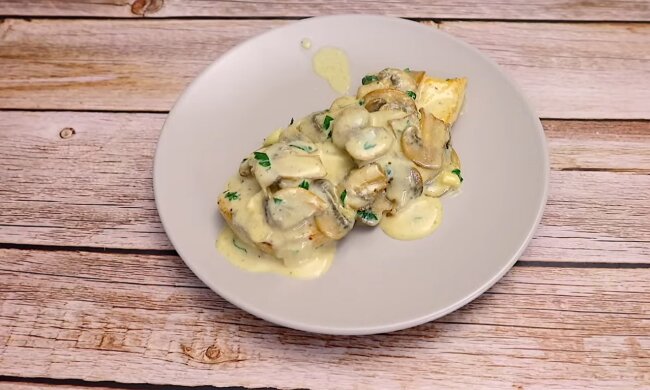 Hähnchenbrust mit Champignons in Sahnesauce. Quelle: Youtube Screenshot