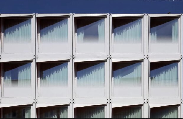 Minimalistische Gebäudefassade. Quelle: Screenshot YouTube
