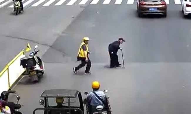 Kurier hielt an, um einem älteren Mann zu helfen. Quelle: Screenshot Youtube