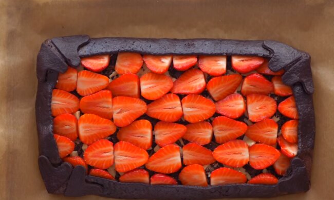 Erdbeertorte mit Schokoladenüberzug.Quelle: Screenshot YouTube