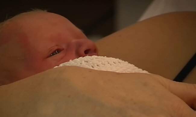 Elke begrüßt mit 45 Jahren ihren Sohn Nethan. Quelle: Youtube Screenshot