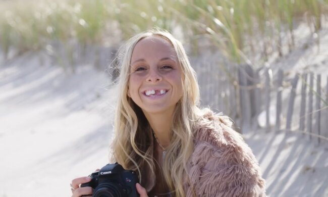 Das Lächeln des Selbstbewusstseins. Quelle: Youtube Screenshot