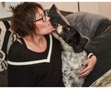 Julie Harper mit ihr Hund. Quelle: walesonline.com