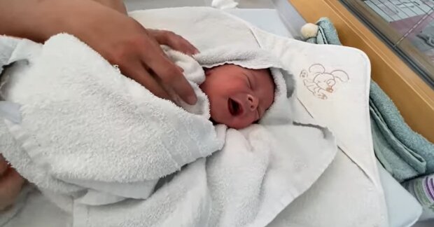 Ein Neugeborenes. Quelle: Youtube Screenshot