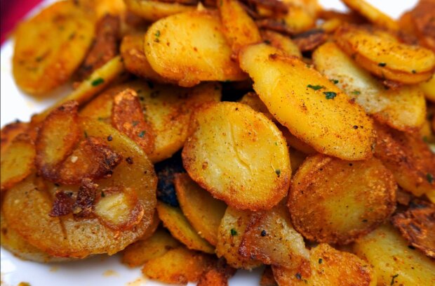 Wie man leckere Bratkartoffeln zubereitet: ein einfaches Rezept
