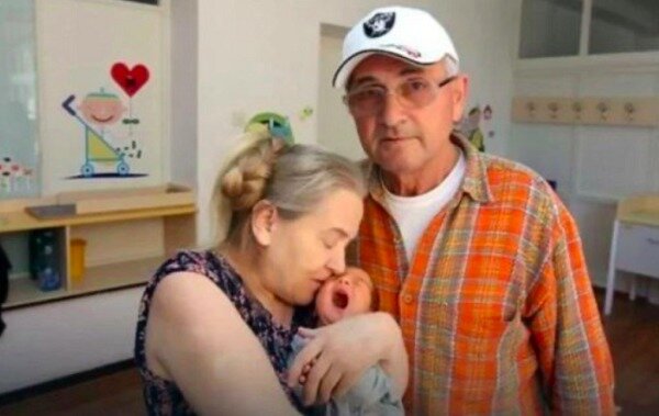 Mit 60 Jahren gebar eine Frau zum ersten Mal: wie ihre Familie drei Jahren nach der Geburt des Kindes lebt