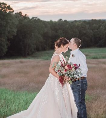Hochzeit in 24 Stunden: Die Braut "schenkte" ihre Party einem unbekannten Paar, nachdem sie sich vom Bräutigam getrennt hat