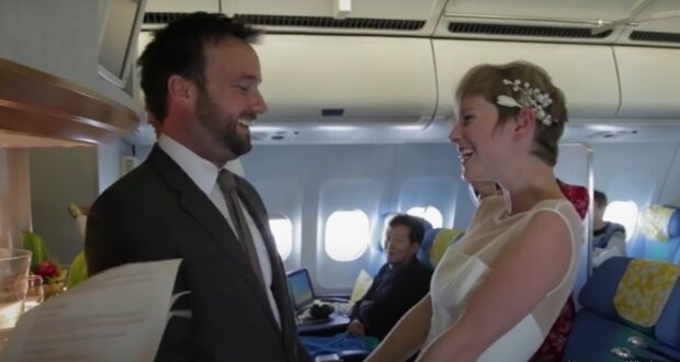 Eine Hochzeit im Flugzeug. Quelle: Screenshot