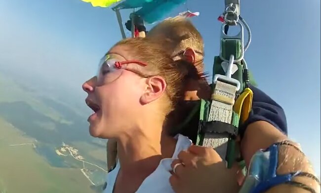 Mann machte einer Frau in 5.000 Metern Höhe einen Heiratsantrag. Quelle: Screenshot Youtube