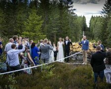 Grenzen sind kein Hindernis: Ein Paar, das durch Quarantäne getrennt wurde, fand einen Weg, um zu heiraten