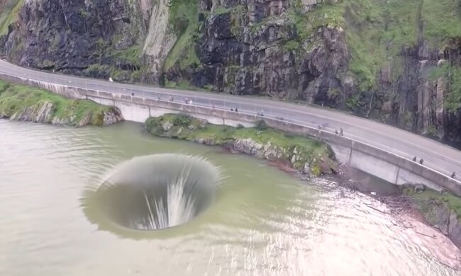 Unterwasserschächte. Quelle: Youtube Screenshot