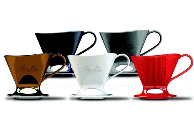 Da Frau es satt hatte, den Kaffee samt Kaffeesatz zu trinken, schuf sie eigene weltweit bekannte Handelsmarke von Kaffeefiltern