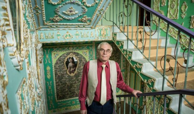Der Rentner verwandelte den schäbigen Eingang seines Hauses in einen echten Palast
