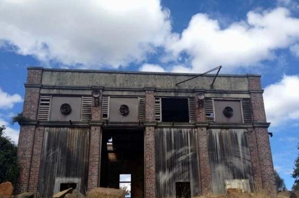Die Familie kaufte das eingestürzte Gebäude und verwandelte es in ihr Traumhaus