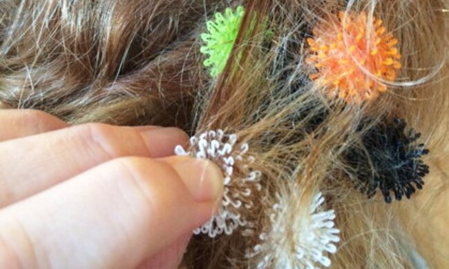 150 klebrige Spielzeuge verhedderten sich in den Haaren eines kleinen Mädchens: Mutter brauchte 20 Stunden, um ihrer Tochter zu helfen