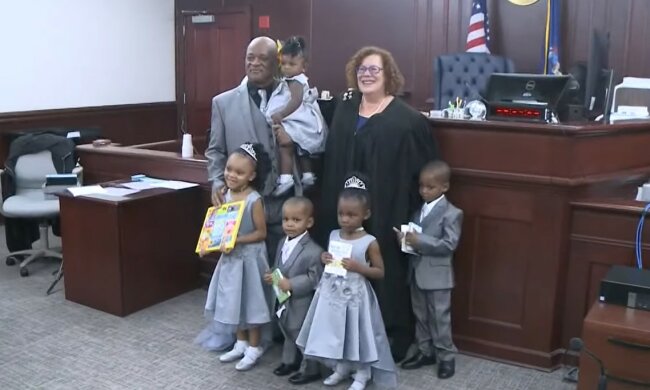 Alleinerziehender Vater hat fünf kleine Geschwister adoptiert. Quelle: Youtube Screenshot