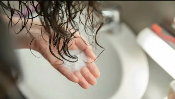 Die junge Frau wäscht ihre Haare seit zwei Jahren ohne Shampoo: wie ihre Haare jetzt aussehen