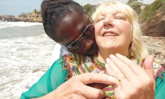 "Liebe verlockt": wie eine 68-jährige Britin der Täuschung eines jungen Liebling aus Ghana zum Opfer fiel