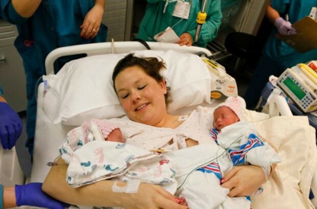 Die nächsten und liebsten: Zwillingsmädchen wurden Händchen haltend geboren