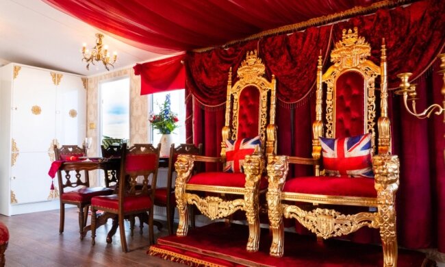 Luxus auf Rädern: In England kann man die Nacht in einem königlichen Wohnwagen mit goldener Toilette verbringen