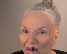 80-jährige Frau schminkt sich besser als die Visagisten. In sieben Tagen hat ihr Make-up-Video über eine Million Aufrufe gehabt