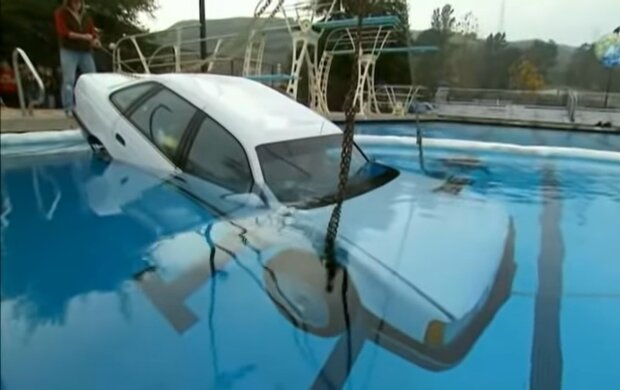 Auto im Pool. Quelle: Youtube Screenshot