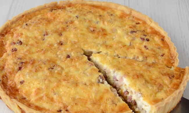 Hausgemachter Kuchen mit grünen Zwiebeln, Käse und Schinken: Rezept für einen leckeren Snack