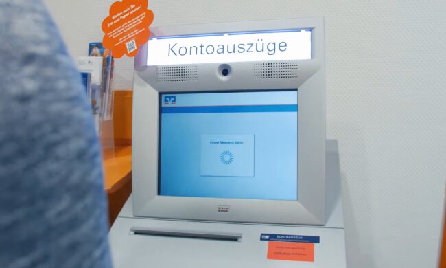 Kontoauszüge im Müll? Quelle: Youtube Screenshot
