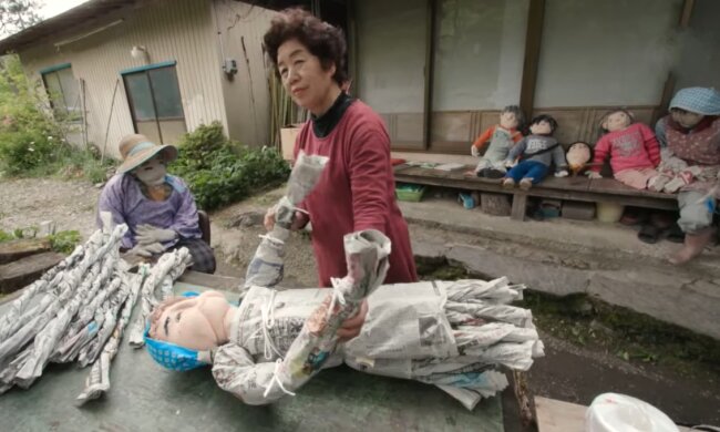 Frau und Puppen. Quelle: Screenshot YouTube