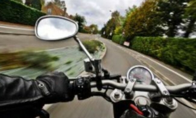 Ein echter Held: Ein Motorradfahrer sah ein Kind auf der Straße und eilte ihm zu Hilfe