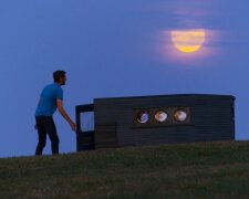 Nachbarn hatten Mitleid mit dem Besitzer des 2,5 Meter breiten Hauses, doch als sie das Innere des Hauses sahen, war es größer, als es zunächst schien