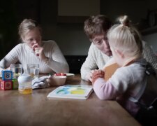 „Ich muss zuhause bleiben, weil die Kita für mein Kind unbezahlbar ist“: Der stille Kampf einer Familie