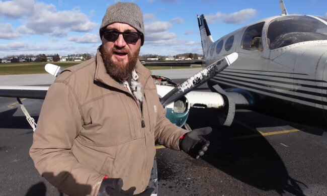 Privatjet Reparatur. Quelle: Youtube Screenshot