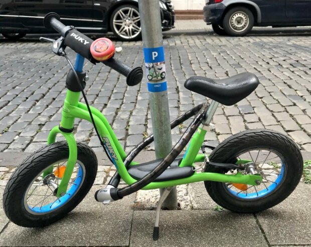 Ein vierjähriger Junge, der ein Jahr lang an der gleichen Laterne "parkte" und einen exklusiven Parkplatz erhielt