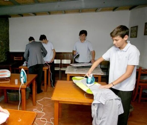 Frauenarbeit mit Männerhänden: In einer Spanischschule wird es Jungen beigebracht, Wäsche zu waschen und das Essen zuzubereiten