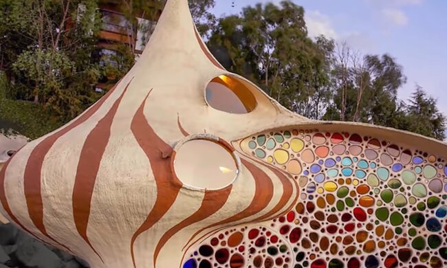 Seltsames Haus. Quelle: YouTube Screenshot