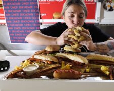 "Von der Mutter zur Mampfkönigin": 15 Hamburger in unter einer Stunde