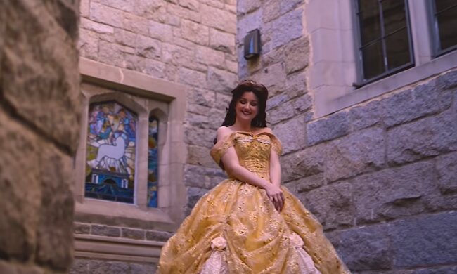 Wiederholung des Disney-Prinzessinnen-Looks. Quelle: YouTube Screenshot