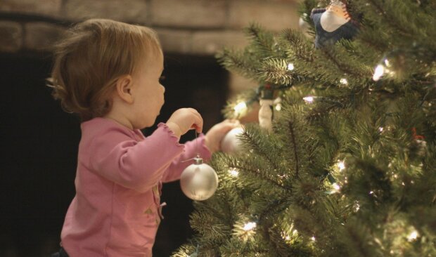 Das Kind und der Weihnachtsbaum. Quelle: wi-fi.com