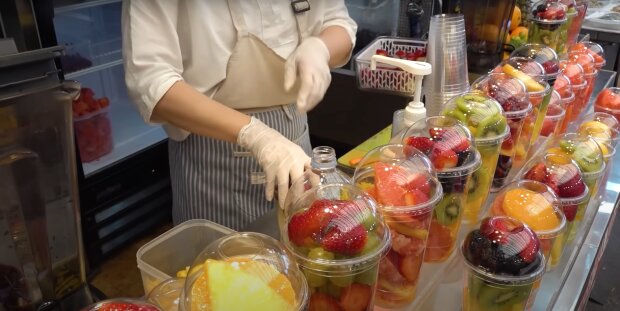 15 Euro für Früchte im Plastikbecher? Quelle: Youtube Screesnhot