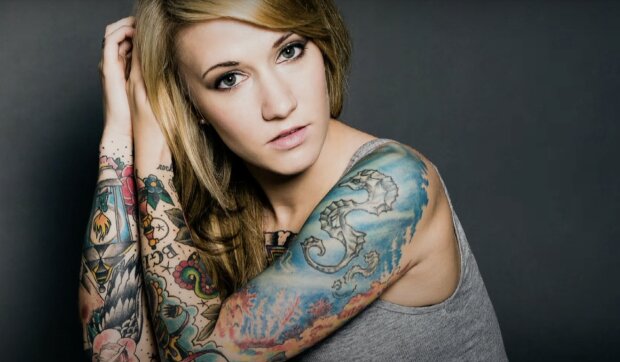 Frau mit dem Tattoo. Quelle: Screenshot YouTube