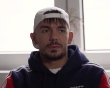 Fans staunen über Capital Bras neue Diamant-Kette. Quelle: Youtube Screenshot